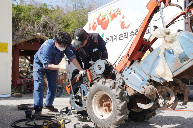 청송군이 농기계 순회수리와 안전교육을 운영하고 있다. 이 서비스는 수리센터에 방문하기 어려운 마을에 큰 인기를 얻고 있다. 청송군 제공