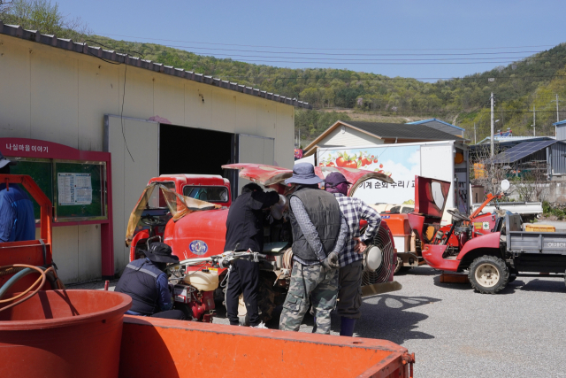 청송군이 농기계 순회수리와 안전교육을 운영하고 있다. 이 서비스는 수리센터에 방문하기 어려운 마을에 큰 인기를 얻고 있다. 청송군 제공