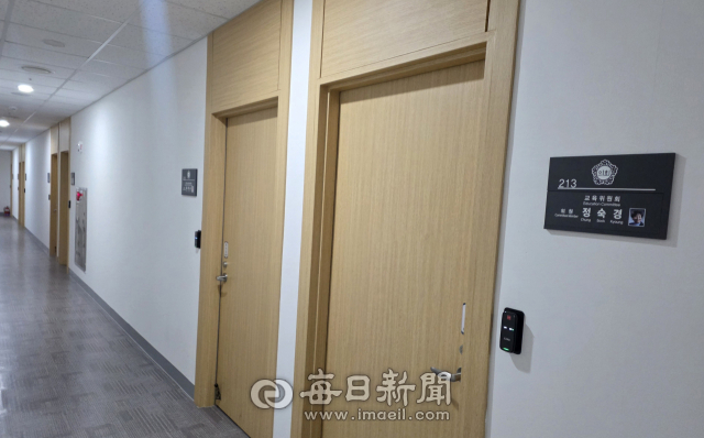 경상북도의회 의원실은 현재 총 61개다. 이 가운데 군위군의 대구 편입 이후 1개는 다른 용도로 활용되고 있다. 문제는 제13대 경북도의회 출범과 함께 선거구 획정에 따라 도의원 4명이 늘어난다는 점이다. 이에 따라 최소 3개의 추가 의원실을 확보해야 하는 과제가 남게 됐다. 전종훈 기자