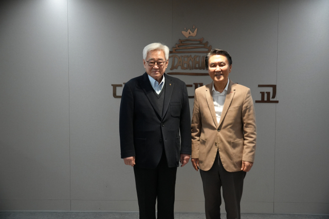 조정원 세계태권도연맹(WT) 총재와 유진선 대경대학교 설립자(이사장)이 기념 사진을 촬영하고 있다. 대경대 제공