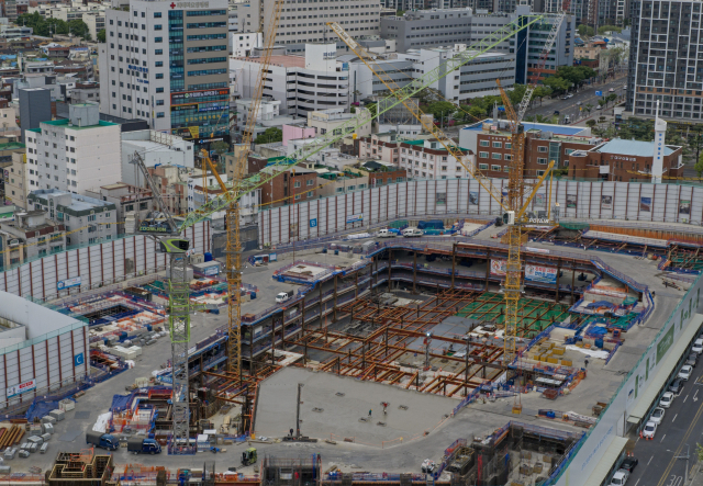 대구 시내 한 아파트 건설현장에서 타워크레인이 작업을 하는 모습. 매일신문 DB