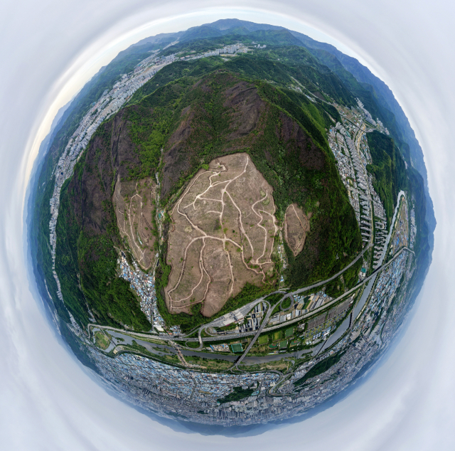 [포토뉴스] 지구의 날, 초록으로 덮지 못한 상처