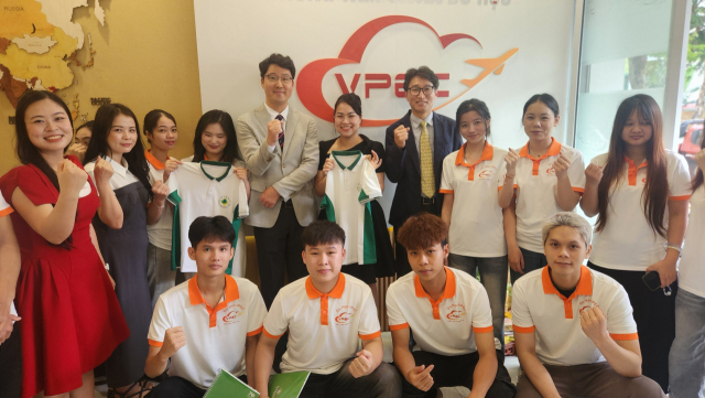 베트남 하이즈엉을 찾은 대구대 방문단이 하이즈엉 중앙 약학대학(Hai Duong Central College of Pharmacy) 학생들과 기념 단체 사진을 찍고 있다. 대구대 제공