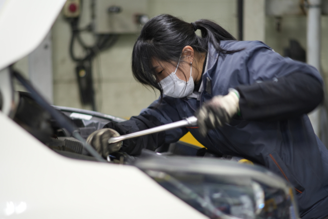 박세라 씨는 23세에 주택금융공사를 자발적으로 퇴사하고 자동차 정비사의 길을 택했다. 고졸 상태에서 공기업 정규직으로 근무하던 그는 주변에서 