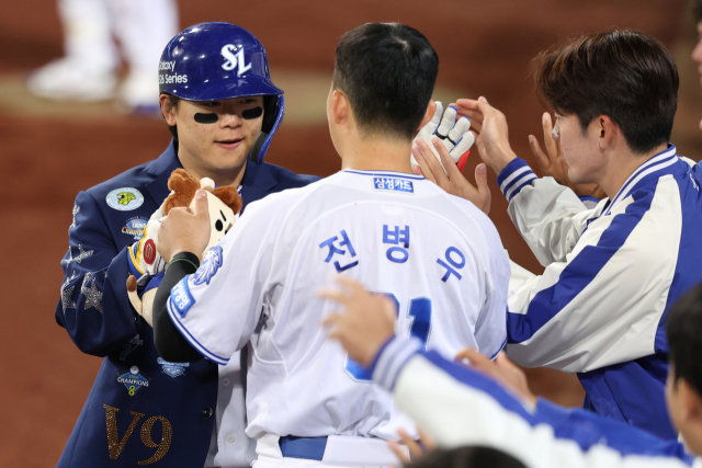 삼성 라이온즈의 박승규가 22일 대구에서 열린 SSG 랜더스와의 경기 5회말 솔로 홈런을 친 뒤 덕아웃으로 들어오자 동료들이 반겨주고 있다. 삼성 제공