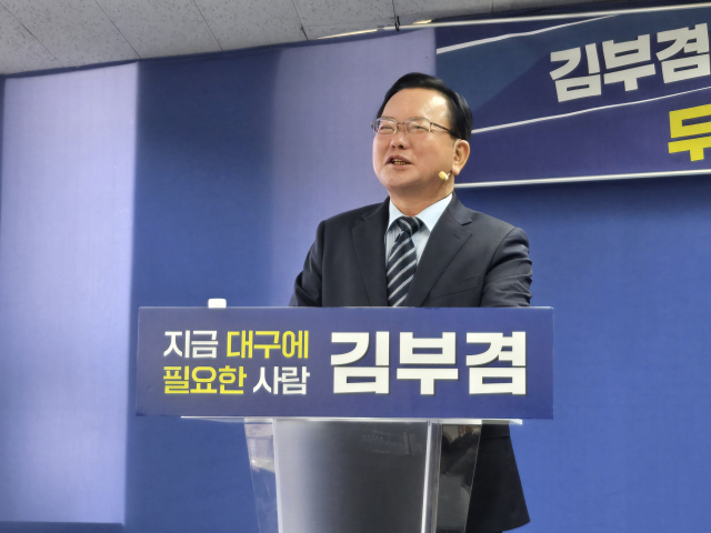 김부겸 더불어민주당 대구시장 후보가 23일 오전 대구 달서구 선거사무소에서 대구경북신공항 건설 사업과 관련해 공약을 발표하고 있다. 강은경 기자