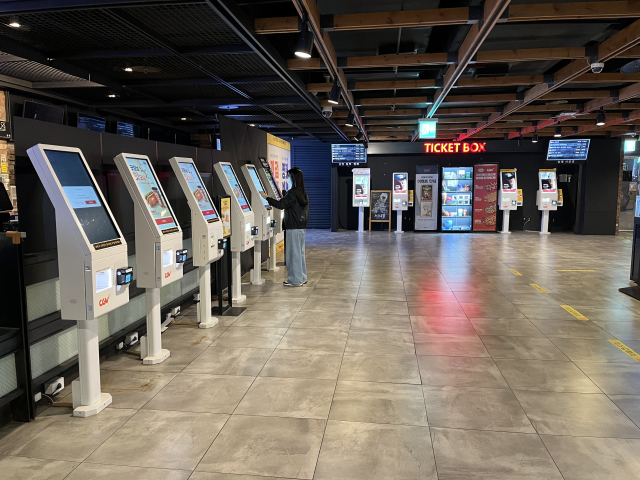 대구 중구 한 영화관의 티켓 예매 및 음식 주문 키오스크 모습. 김영경 기자