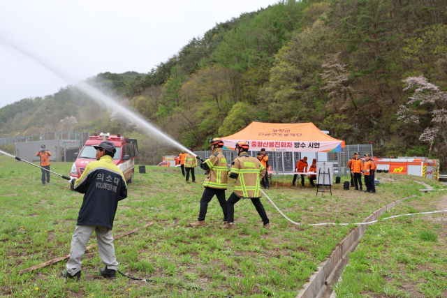 경북소방본부는 지난 22일 영양에서 산불 대응 능력 강화를 위한 진화차 운영 실태 및 현장 대응 태세를 점검했다. 경북도 제공.