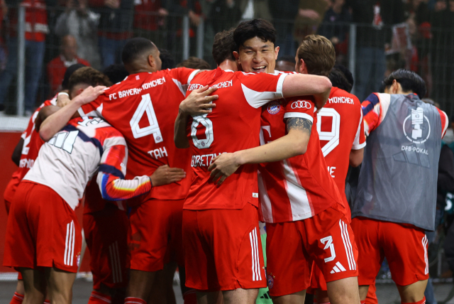 바이에른 뮌헨의 김민재가 23일 독일 레버쿠젠에서 열린 DFB 포칼 준결승 레버쿠젠과의 경기가 바이에른의 승리로 끝난 뒤 동료 레온 고로츠카와 껴안으며 기뻐하고 있다. 로이터 연합뉴스