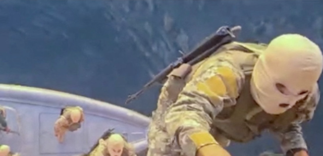 총 들고 사다리 타고 위협…이란, 선박 나포 영상 공개