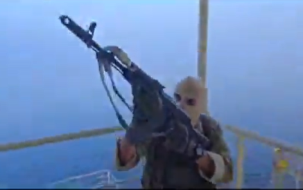 사다리 기어올라 총들고 '우르르'…이란, 나포 장면 공개 '선전전'