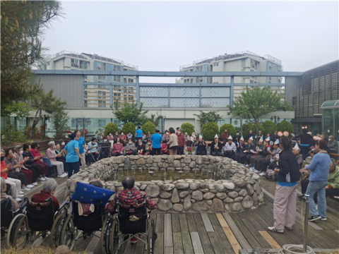  선정노인복지센터 옥상 정원 '봄소풍'