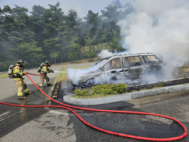 23일 발생한 경천대 주차차량 화재를 소방대원들이 진화하고 있다. 경북소방본부 제공