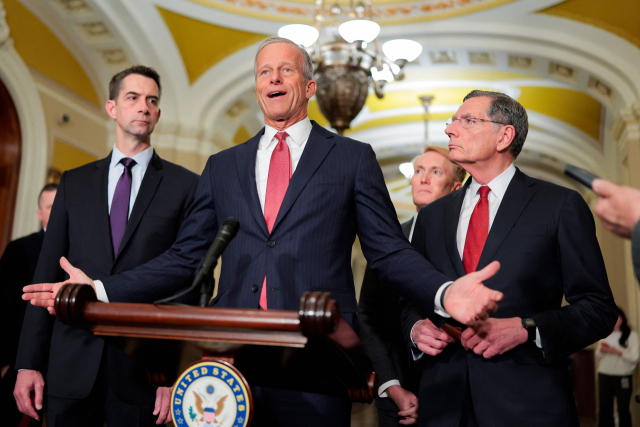 존 튠 공화당 상원 원내대표가 21일(현지시간) 주간 정책 오찬 이후 기자들의 질문에 답하고 있다. AFP 연합뉴스