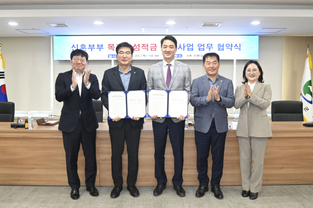 사진 왼쪽부터 한창민 농협 달성군출장소장, 김형년 농협 달성군지부장, 최재훈 달성군수, 방호현 기획전략국장, 김수정 홍보협력과장. 달성군 제공.