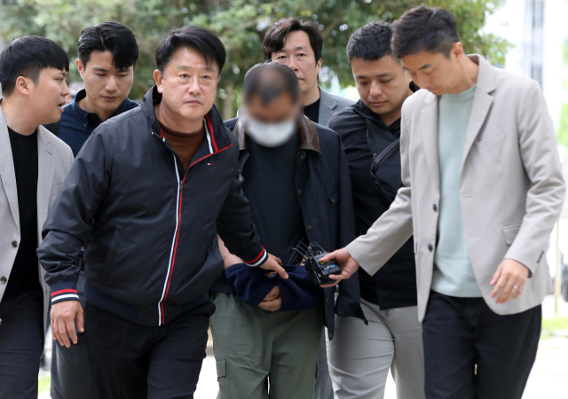 화물연대본부 집회 현장에서 차를 몰고 경찰 바리케이드를 돌진한 혐의(특수공무집행방해 등)를 받는 조합원이 구속 전 피의자 심문(영장실질심사)을 받기 위해 23일 창원지법 진주지원에 출석하고 있다. 연합뉴스