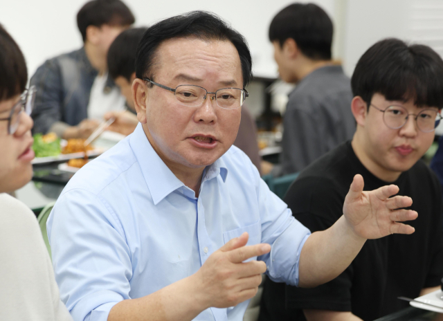 더불어민주당 김부겸 대구시장 예비후보가 23일 오후 대구 북구 경북대학교 글로벌플라자 푸드코트에서 대학생들과 학식을 먹으며 현안 등에 대해 얘기를 나누고 있다. 연합뉴스