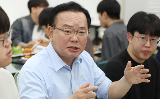 '선물 보따리' 푸는 김부겸…