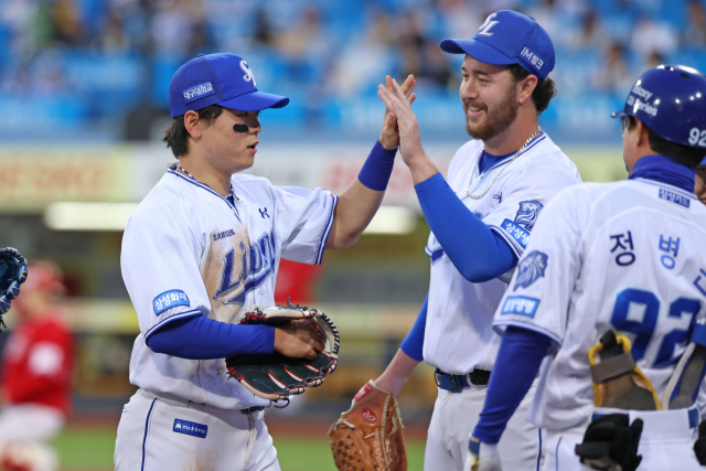 삼성 라이온즈의 우익수 박승규가 23일 대구에서 열린 SSG 랜더스와의 경기 2회초 펜스와 충돌하면서도 파울 타구를 잡아내 이닝을 마무리한 뒤 덕아웃으로 들어오자 선발투수 잭 오러클린이 반겨주고 있다. 삼성 제공