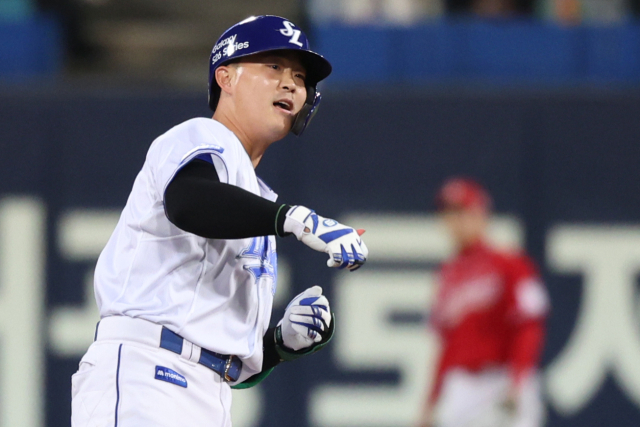 삼성 라이온즈의 전병우가 23일 대구에서 열린 SSG 랜더스와의 경기 4회말 적시타를 치고 2루를 밟은 뒤 환호하고 있다. 삼성 제공