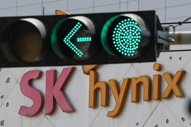 SK하이닉스가 계속되는 인공지능(AI) 반도체 수요 급증에 힘입어 매출액 52조원, 영업익 37조원을 넘으며 역대 최대 실적 기록 행진을 이어간 23일 경기도 이천시 SK하이닉스 본사 모습. SK하이닉스는 연결 기준 올해 1분기 영업이익이 37조6천103억원으로 작년 동기 대비 405.5% 증가했다고 23일 공시했다. 매출액은 52조5천763억원으로 198.1% 증가했다. 영업익과 매출 모두 분기 최대 기록이다. 연합뉴스