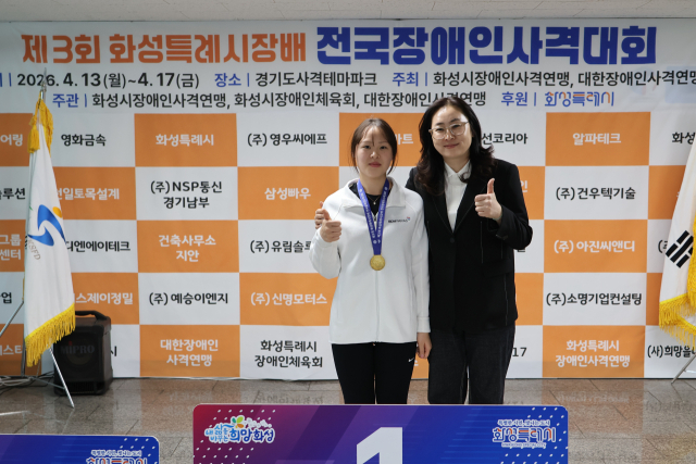 전국대회에서 3관왕을 차지한 정다인 선수(왼쪽)가 기념 사진을 촬영했다. 경북전문대 제공