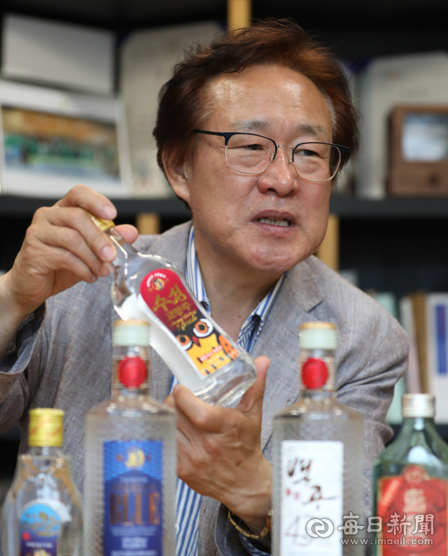 이승로 수성고량주 대표가 신제품 라인업을 소개하고 있다. 