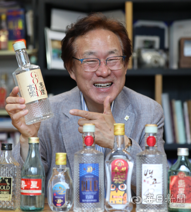 이승로 수성고량주 대표가 신제품 라인업을 소개하며 환하게 웃고 있다. 