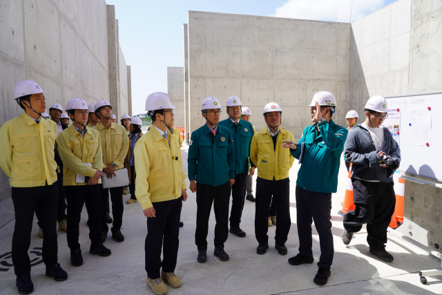 24일 한국원자력환경공단의 2단계 표층처분시설 처분고에서 최원호 원안위원장 등 참관인들이 시설에 대한 설명을 득도 있다. 공단 제공