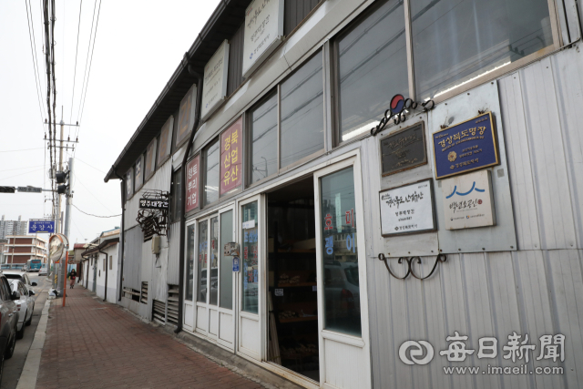 오랜 역사를 자랑하는 경북 영주대장간. 이곳에서 만드는 호미는 세계 최대 온라인 쇼핑몰 