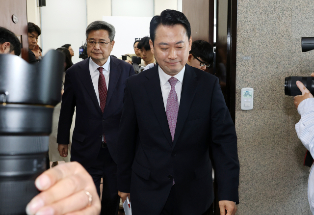 국민의힘 장동혁 대표가 24일 국회에서 정보 누설 논란이 제기된 정동영 통일부 장관에 대한 해임 건의안의 내용과 현안 브리핑을 마친 뒤 이석하고 있다. 연합뉴스