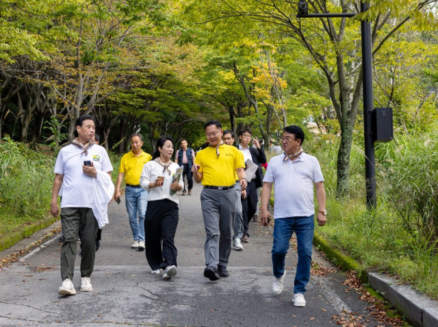 2025 한티가는길 행사에 김재욱 칠곡군수(오른쪽에서 두번째)와 이상승 칠곡군의회 의장(사진 오른쪽)이 길을 걷고 있다. 전병용 기자