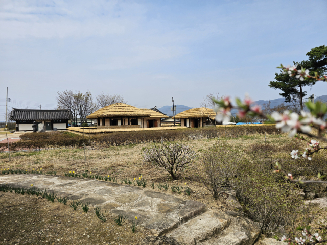 박목월 시인의 생가가 마치 시의 한 장면처럼 저만치 서 있다.