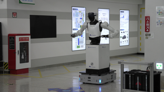 지난 24일 에스엘 성서 전자공장에 양팔형이동로봇이 공정에 투입되고 있다. 대구기계부품연구원 제공