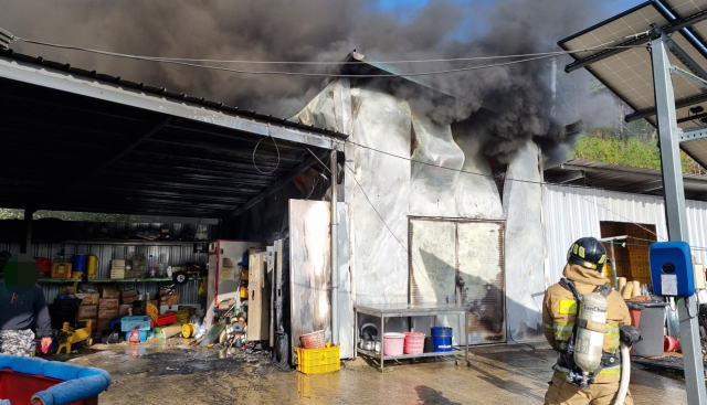 지난 24일 오후 4시 18분쯤 안동시 북후면 한 창고에서 화재가 발생해 소방대원들이 진화 작업을 벌이고 있다. 경북소방본부 제공