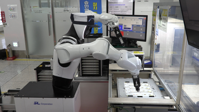 지난 24일 에스엘 성서 전자공장에서 이동형 양팔로봇이 램프용 회로기판(PCB) 가공 작업을 수행하고 있다. 대구기계부품연구원 제공