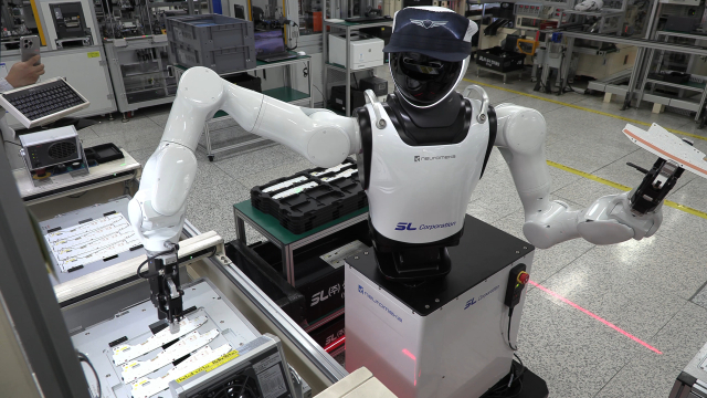 지난 24일 에스엘 성서 전자공장에서 이동형 양팔로봇이 램프용 회로기판(PCB) 가공 작업을 수행하고 있다. 대구기계부품연구원 제공