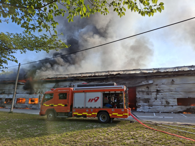 영천시 북안면 신리리 돈사 용품 생산 공장 화재 현장. 경북소방본부 제공