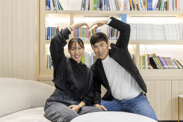 임하경양이 아버지 임종구씨와 함께 하트 포즈를 취하며 기념 촬영을 하고 있다. 칠곡군 제공