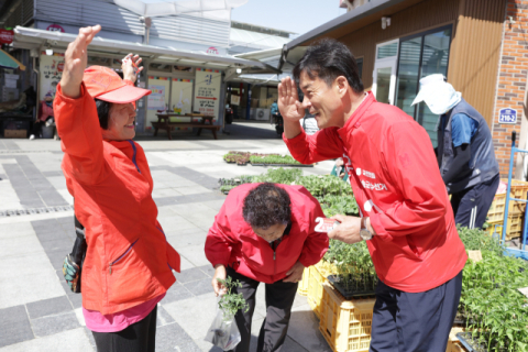 윤경희 후광효과 타고 세몰이 가속…청송 선거판 달아오른다