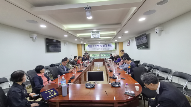 저탄소 산업 활성화 포럼이 24일 국회의원회관 제6간담회실에서 열린 가운데 참석자들이 의견을 나누고 있다. [사진=아이넷방송 그룹]