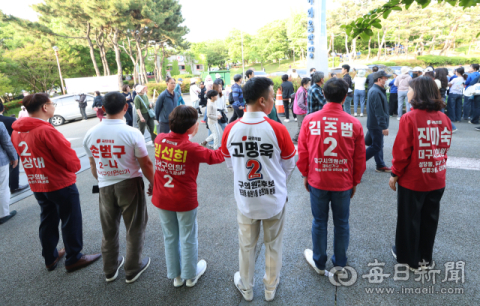 [포토뉴스] '2026 파워풀 K-트로트 페스티벌' 현장서 지방선거 유세 한창