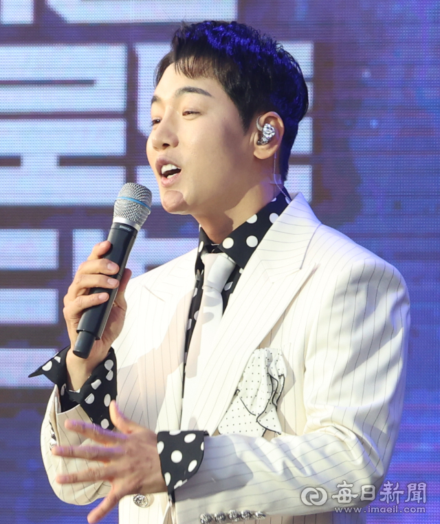 [포토뉴스] K-트로트 페스티벌 열창하는 박군