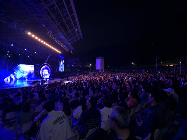 25일 대구 달서구 야외음악당에서 열린 2026 파워풀 K-트로트 페스티벌에서 영탁이 노래를 부르고 있다. 김지효 기자