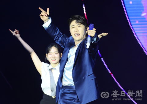 [포토뉴스] 2026 K-트로트 페스티벌, 열창하는 영탁