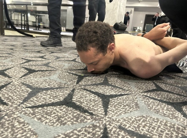 트럼프, '산탄총 무장 괴한' 사진 공개…