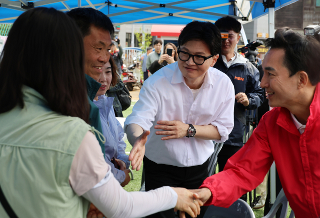 한동훈·박민식, 부산 북갑서 어색한 첫 대면…악수만