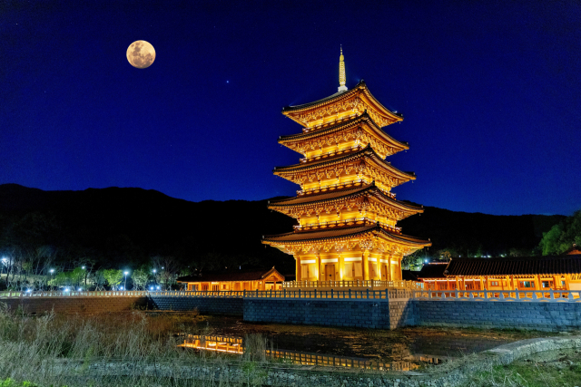 경북 김천 사명대사공원 평화의 탑. 경북도 제공.