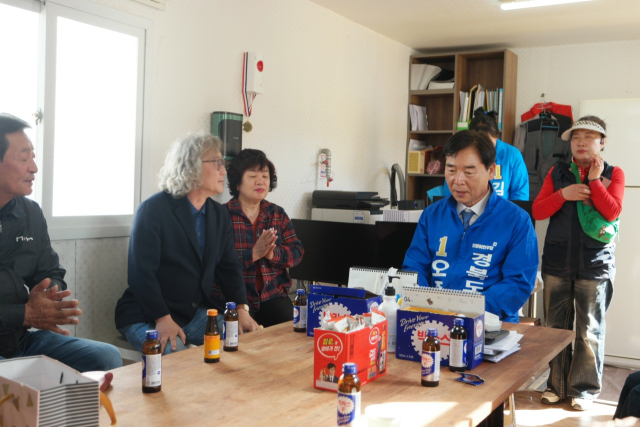 24일 오중기 더불어민주당 경북도지사 예비후보가 영덕 산불 피해대책위원회 사무실을 방문해 간담회를 하고 있다. 후보 측 제공