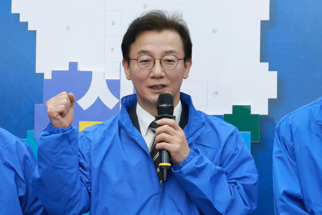 더불어민주당 전재수 부산시장 후보가 23일 국회에서 열린 민주당 광역단체장 후보 연석회의에 참석해 선거 지역에 퍼즐을 붙이는 퍼포먼스를 한 뒤 각오를 말하고 있다. 연합뉴스